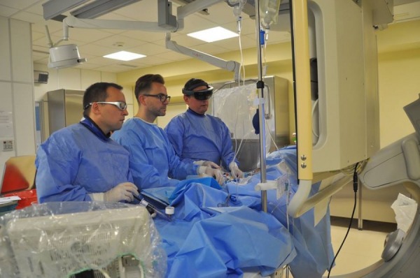 Pionier-Behandlung im Bereich der pulmonalen Angioplastie mit Hilfe der der Augmented-Reality-Brille